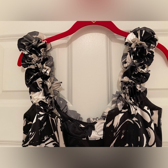 White House black market size 4 sexy black and white roses silk dress. - Picture 3 of 7